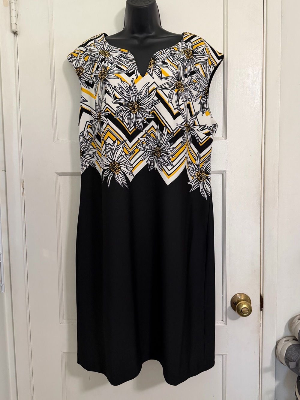 ✔️Sleeveless Black Floral Chevron Shift Dress with Yellow Accents 💛